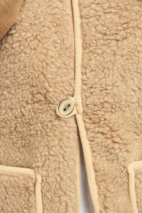 Жилет меховой из верблюжьей шерсти на пуговицах 